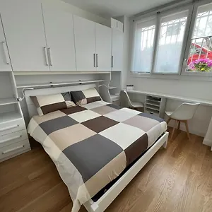  Apartment The Small White House In